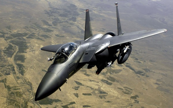 McDonnell Douglas F-15 Eagle do hãng McDonnell Douglas (nay là Boeing) thiết kế là loại máy bay hai động cơ hoạt động trong mọi thời tiết. Chiếc phi cơ có thể bay với vận tốc nhanh hơn gấp 2,5 lần so với tốc độ âm thanh.