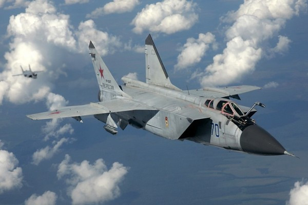 Máy bay Mikoyan MiG-31 do Liên bang Xô Viết phát triển. Sau khi Liên Xô sụp đổ, Mikoyan MiG-31 vẫn được sử dụng trong Không quân Nga và Không quân Kazakhstan. Bộ Quốc phòng Nga dự định sẽ tiếp tục sử dụng MiG-31 cho tới năm 2030. Vận tốc tối đa MiG-31 có thể đạt là 3.466 km/h.
