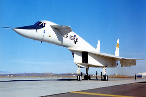 North American XB-70 Valkyrie là một máy bay có tốc độ siêu thanh. North American XB-70 nặng 240.000 kg và có 6 động cơ.