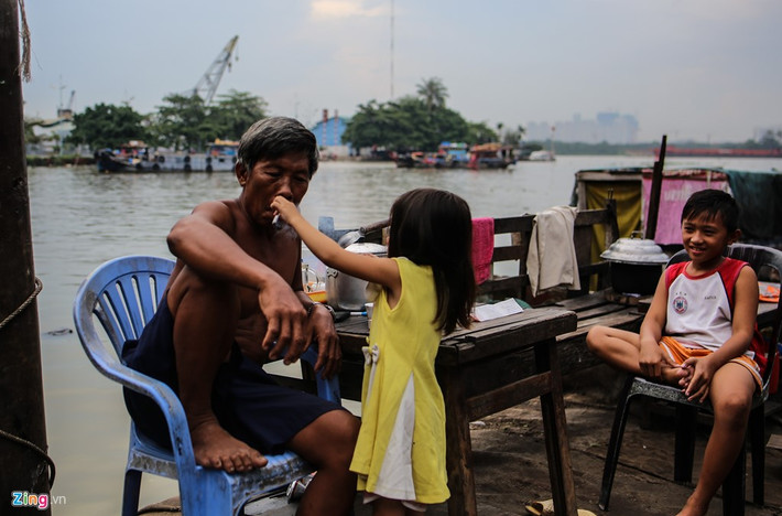 Bé Ý đợi ông về để châm lửa cho ông hút thuốc. Ông Giai buồn rầu: "Tới đây bến sông này sẽ bị giải tỏa, gia đình cũng chẳng biết đi đâu về đâu, cứ thế dong ghe mà lang thang thôi".