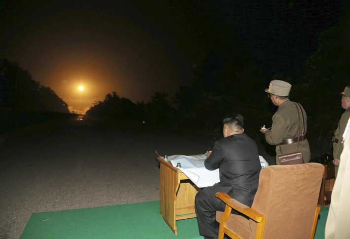 Nhà lãnh đạo Kim Jong-un theo dõi vụ bắn tên lửa chiến thuật trong cuộc tập trận do các đơn vị thuộc Lực lượng chiến lược KPA thực hiện hôm 10/7/2014.