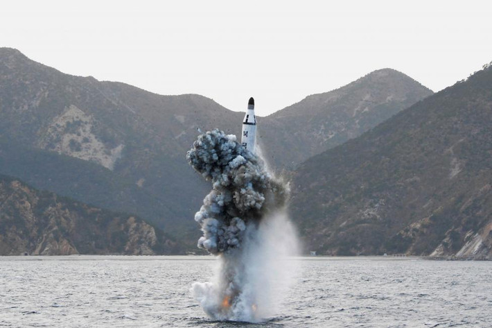 Nhà lãnh đạo Triều Tiên Kim Jong-un chỉ đạo một vụ phóng thử tên lửa đạn đạo từ tàu ngầm hôm 24/4/2016.
