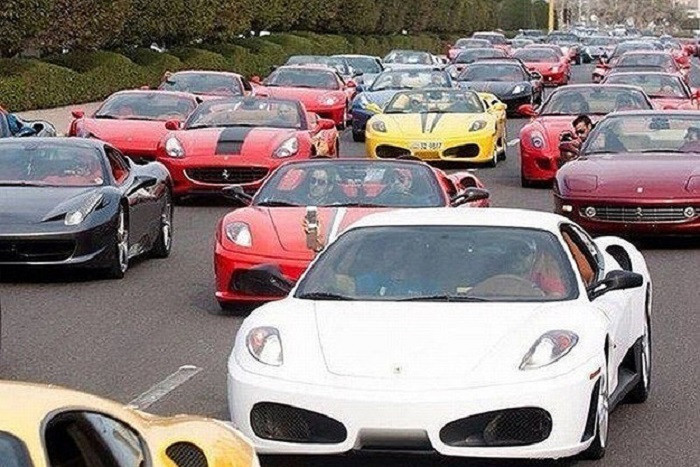 Cảnh tắc đường nghiêm trọng ở Dubai với dàn siêu xe thể thao xếp hàng dài dằng dặc.