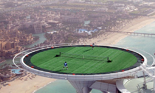 Sân tennis nằm ở vị trí khá cao so với mặt đất. Vừa chơi, bạn có thể vừa ngắm cảnh. Đây thực sự là một điều thú vị ở Dubai.