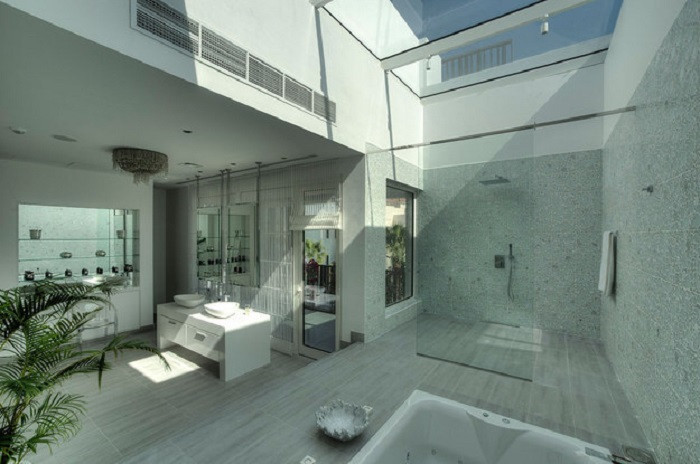Nhà tắm ở Dubai rất rộng. Bạn có thể xây một căn hộ với ba phòng ngủ trong nhà tắm như thế này.
