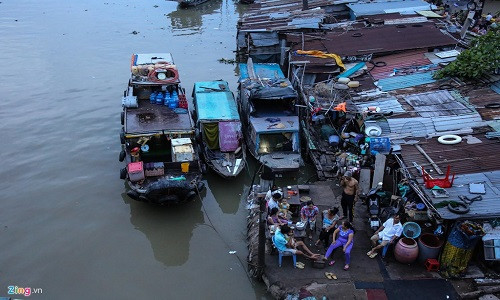 Ngay dưới chân cầu Tân Thuận 1 (TP HCM), phía ven sông, gia đình ba thế hệ của anh Trần Văn Toàn cùng sống trên một chiếc ghe lênh đênh. Từ quê hương Bến Tre, họ đã mưu sinh ở con sông Sài Gòn đã hơn 20 năm.