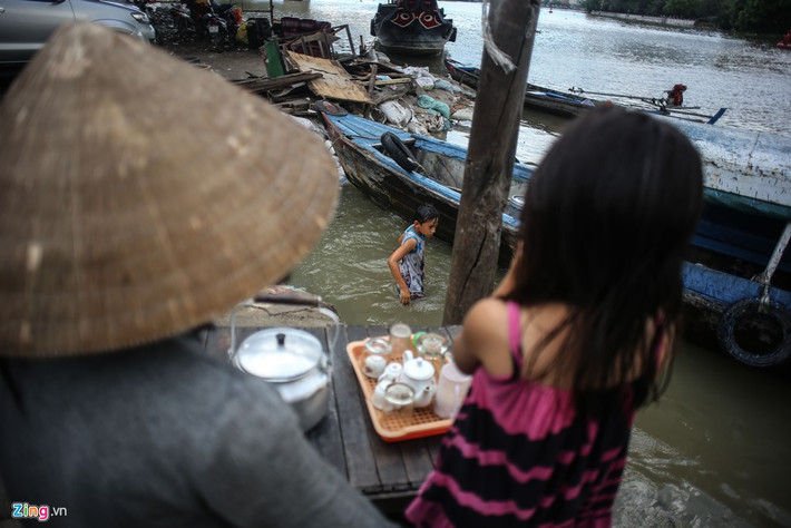 Nhưng chỉ ngay sau đó bé đều cởi áo và lội dưới dòng sông đầy rác hàng tiếng vừa nghịch vừa làm.