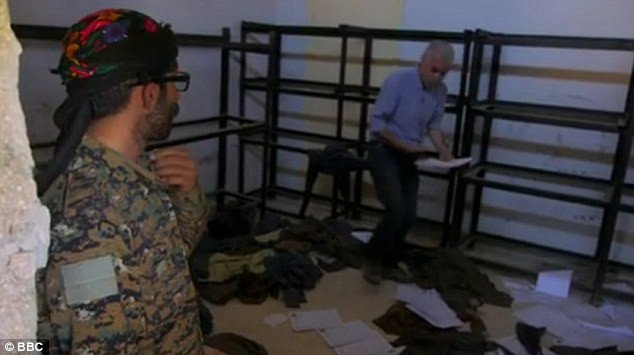 Nhóm IS còn kiểm tra kiến thức của tù binh Syria về các quy tắc Hồi giáo. Các tù binh được đánh giá theo thang điểm từ 1 đến 100, nếu được 0 đến 50 điểm thì bị coi là “yếu kém”. Tù binh được điểm dưới 50 có thể sẽ bị tra tấn một cách dã man. Ảnh: BBC.