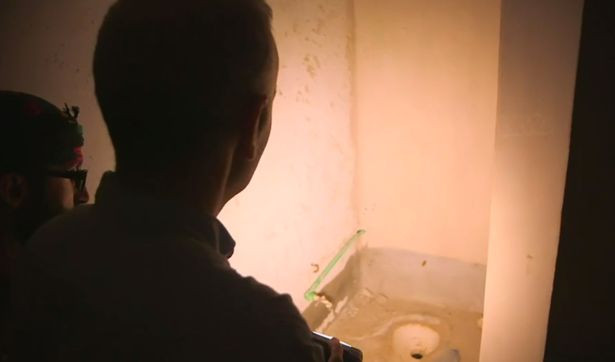 Một cái hố đào dưới đất làm nhà vệ sinh cho những người bị giam giữ. Ảnh: BBC.