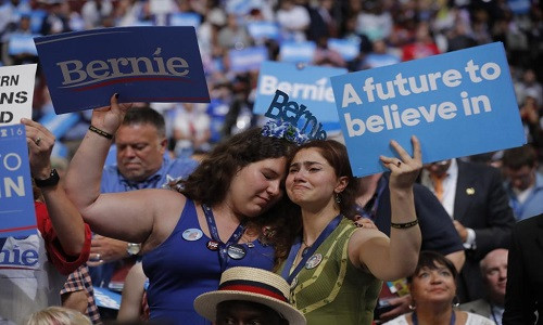 Biểu cảm của những người ủng hộ Thượng nghị sĩ Bernie Sanders khi lắng nghe ông phát biểu.