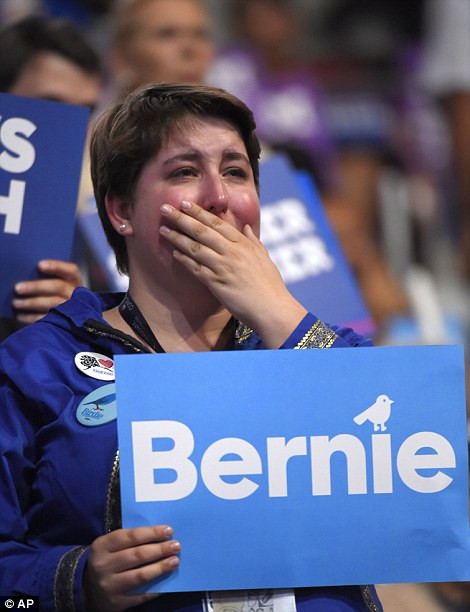 Một phụ nữ bật khóc khi nghe ông Sanders phát biểu tại trung tâm Wells Fargo.