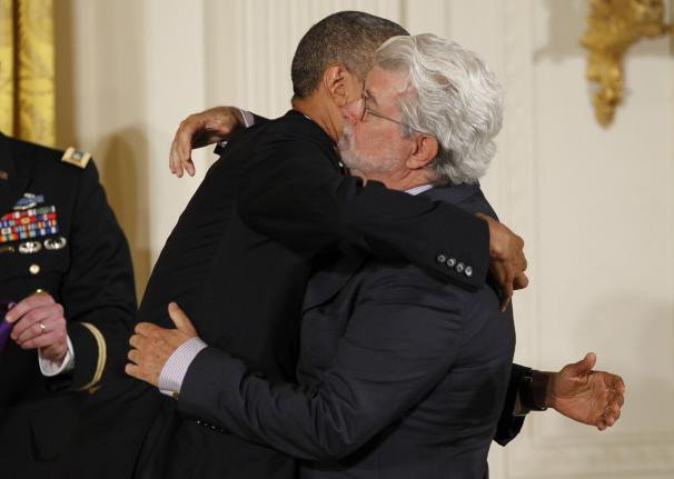 Tại buổi lễ diễn ra tại Phòng phía Đông của Nhà Trắng ngày 10/7/2013, Tổng thống Obama ôm chầm lấy nhà sản xuất phim George Lucas trước khi trao Huân chương nghệ thuật Quốc gia năm 2012 cho ông Lucas vì những đóng góp của ông ngành điện ảnh Mỹ.