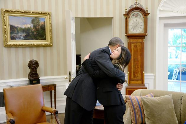 Tổng thống Obama ôm nữ y tá gốc Việt Nina Phạm tại Phòng Bầu dục của Nhà Trắng ở Washington DC ngày 24/12/2014. Nữ y tá Phạm đã hoàn toàn bình phục sau khi nhiễm virus Ebola trong quá trình điều trị cho bệnh nhân Ebola Thomas Eric Duncan ở Mỹ.
