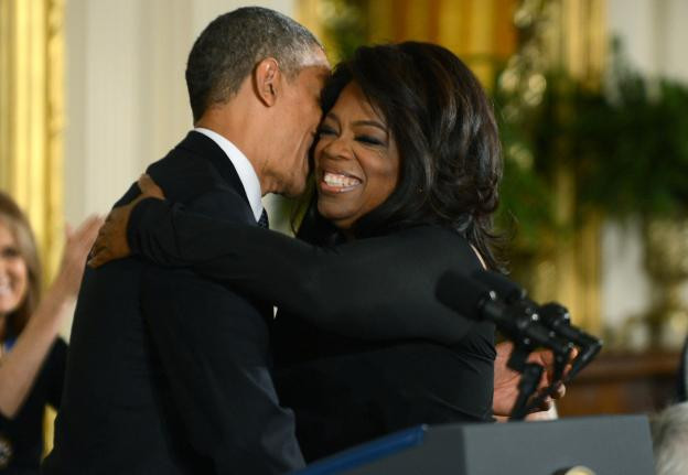 Tổng thống Mỹ Obama ôm Oprah Winfrey trước khi trao Huân chương Tự do của Tổng thống cho cô trong sự kiện được tổ chức tại Phòng phía Đông của Nhà Trắng ngày 20/11/2013.