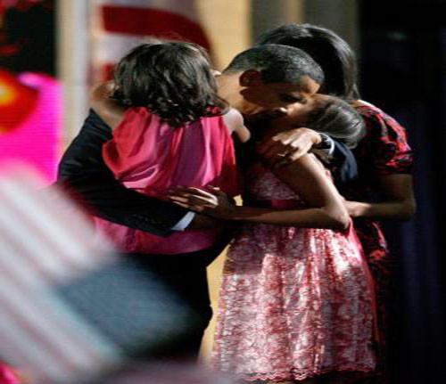 Ông Obama ôm lấy hai cô con gái Sasha và Malia vào lòng ngày 28/8/2008.