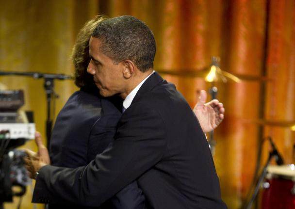 Tổng thống Brack Obama ôm cựu thành viên ban nhạc The Beatle Paul McCartney trong buổi hòa nhạc ở phòng East Room của Nhà Trắng ngày 2/6/2010.