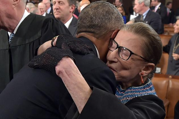 Tổng thống Barack Obama ôm bà Ruth Bader Ginsburg, Thẩm phán Tòa án Tối cao Mỹ, khi ông tới đọc Thông điệp liên bang trước một phiên họp Quốc hội ngày 20/1/2015 tại Điện Capitol Mỹ.