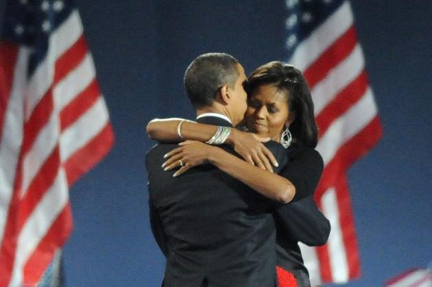 Tổng thống Obama khi đó là Thượng nghị sĩ Mỹ nhận được cái ôm ấm áp từ vợ của ông, bà Michelle Obama, sau khi ông phát biểu trước đám đông người ủng hộ ở Grant Park, Chicago, ngày 4/11/2008.