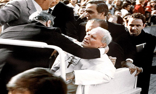 Ngày 13/5/1981, trên Quảng trường St. Peter ngay trung tâm Vatican, khi Giáo hoàng đang trên đường đến Vương cung Thánh đường St. Peter để cử hành lễ cầu nguyện mừng tuần lễ mới theo thông lệ truyền thống thì bất ngờ một loạt đạn vang lên khiến Giáo hoàng gục xuống. Ông bị thương nhưng may mắn thoát nạn. Kẻ ám sát đã bị bắt giữ và sau đó được xác định là Mehmet Ali Agca, người Thổ Nhĩ Kỳ.