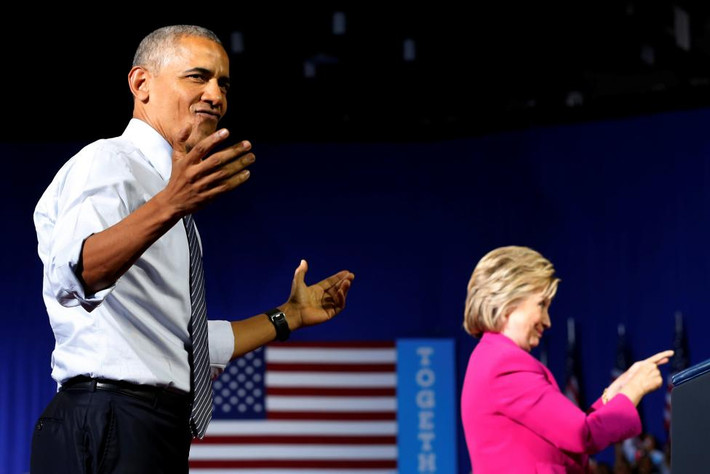 Những cử chỉ của Tổng thống Mỹ Barack Obama và ứng viên Hillary Clinton trong cuộc vận động tranh cử.