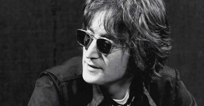 Cục Điều tra Liên bang Mỹ (FBI) đã theo dõi John Lennon, cựu thành viên ban nhạc The Beatles vì John từng bị coi là một mối đe dọa đối với lợi ích quốc gia. Tuy nhiên, FBI không phát hiện bất kỳ điều gì khả nghi đối với John nên nam ca sĩ đã được đưa ra khỏi danh sách theo dõi của FBI. Vài năm sau đó, vào năm 1980, John Lennon bị ám sát bên ngoài căn hộ của anh ở thành phố New York.