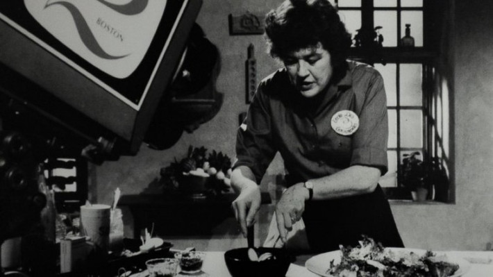 Nữ đầu bếp Julia McWilliams (Julia Child) làm việc cho CIA trong thời gian Chiến tranh Thế giới thứ II.