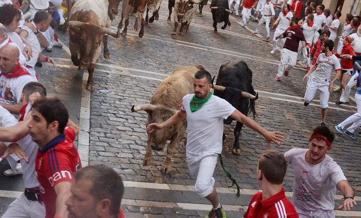 Chú bò Fuente Ymbro hung hãn rượt đuổi người ở góc phố Estafeta, Pamplona ngày 7/7.