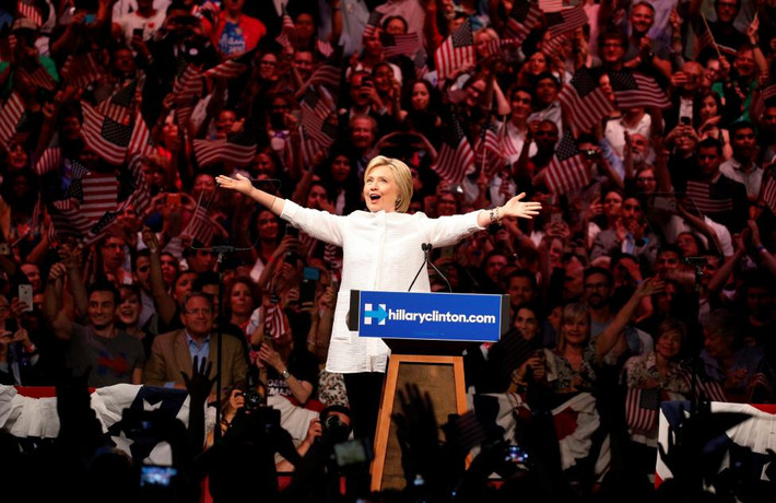 Bà Clinton trong buổi vận động tranh cử ở Brooklyn, New York, ngày 7/6/2016.