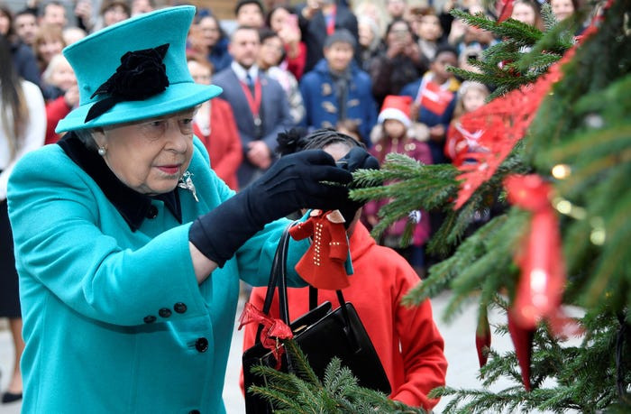Bà sẽ tặng cây thông Noel cho Tu viện Westminster và Nhà thờ thánh Paul ở London, cũng như nhà thờ St Giles và Canongate Kirk ở Edinburgh vào dịp lễ này.