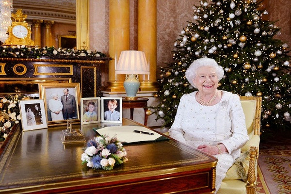 Nữ hoàng Elizabeth thậm chí tự tay trang trí cho cây thông Noel trong dịp lễ Giáng sinh.