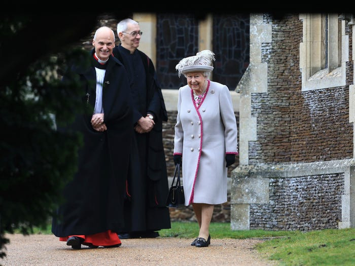 Theo Insider, Nữ hoàng Anh Elizabeth II luôn tham dự buổi lễ ngày Giáng sinh tại nhà thờ St Mary Magdalene trước khi đến dinh thự Sandringham để bắt đầu kỳ nghỉ. (Nguồn ảnh: Insider)