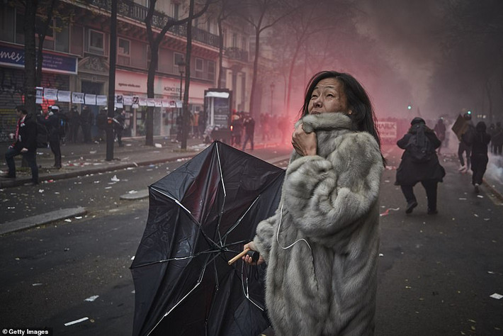 Thủ đô Paris chìm trong hơi cay mù mịt, khói lửa và bạo lực khi cuộc biểu tình quy mô lớn diễn ra.
