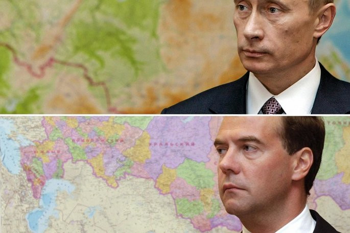 Các ông Vladimir Putin và Dmitry Medvedev bên bản đồ Liên bang Nga. (Ảnh: AP)