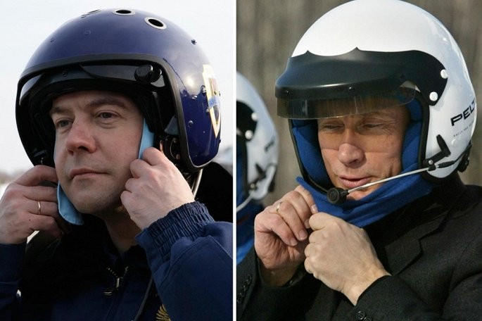 Ông Dmitry Medvedev chuẩn bị bay trên chiếc máy bay ném bom Su-34 ở Kubinka gần Matxcơva. Ông Vladimir Putin chuẩn bị trước khi tham gia cuộc đua KamAZ gần Dmitrov. (Ảnh: AP)