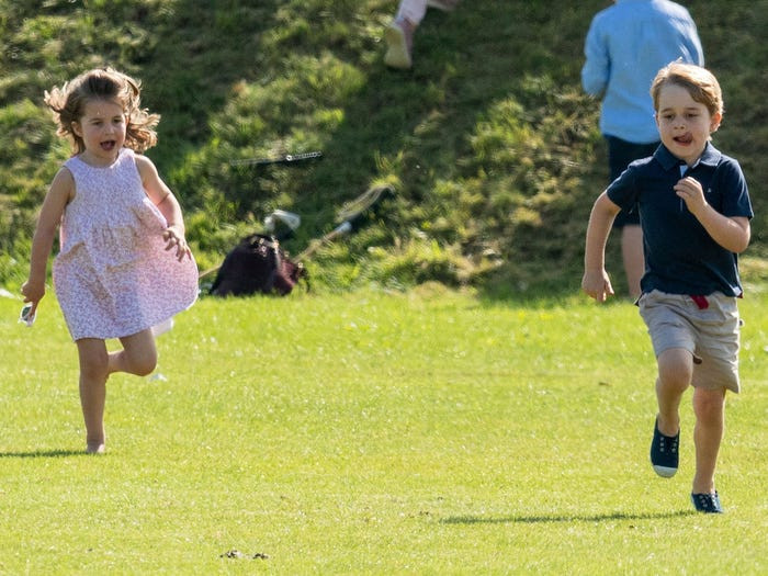 Tiểu Công chúa Charlotte thi chạy với anh trai, Hoàng tử "nhí" George, tại câu lạc bộ polo Beaufort ở Gloucestershire tháng 10/2018.