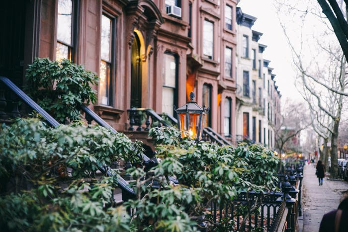 Khu phố Brooklyn ở New York (Mỹ) với những con đường được lát đá nâu và cây xanh rợp bóng.