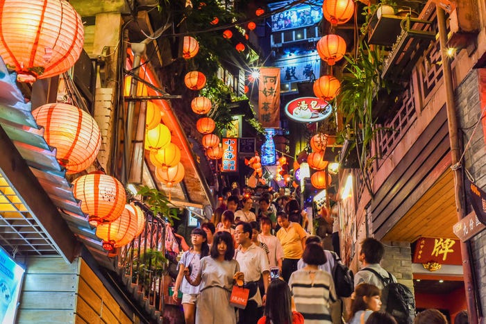 Jiufen, một ngôi làng nhỏ ở Ruifang, Tân Bắc (Đài Loan), nổi tiếng với những con đường lát đá cuội và những chiếc đèn lồng đỏ được treo dọc trên đường phố.
