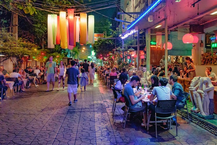 Phố Soi Rambuttri ở thủ đô Bangkok (Thái Lan) có rất nhiều đồ ăn đường phố cho du khách thưởng thức.