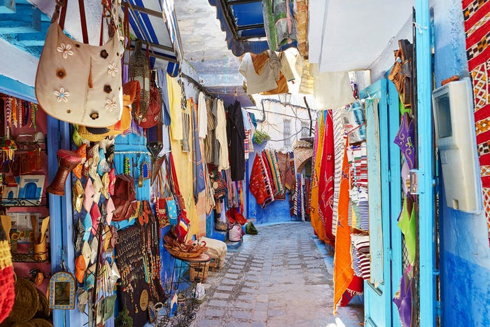 Marrakech là một thành phố sôi động tràn ngập màu sắc ở Ma-rốc. Du khách đến đây chắc hẳn sẽ rất ấn tượng khi đi dạo qua Medina, một trung tâm thời trung cổ với đầy những món quà lưu niệm, đồ ăn ngon và những người dân địa phương thân thiện.