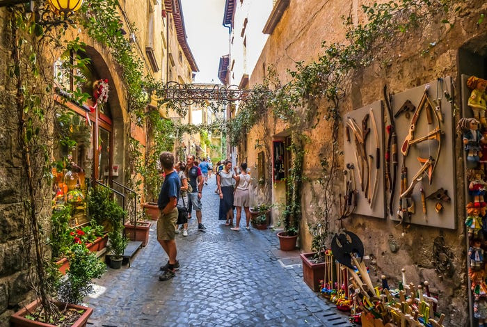 Umbria thường được biết đến là "trái tim xanh" của nước Italy, thu hút du khách bởi các thị trấn thời trung cổ, khu rừng rậm và rượu ngon.