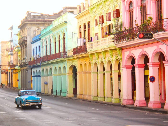 Những con phố ở thủ đô La Habana (Cuba) đầy màu sắc cùng với những chiếc ô tô cổ trên đường.