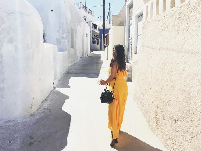 Santorini nổi tiếng với những mái thờ vòm màu xanh và những bức tường trắng xóa,...Bức ảnh chụp tại con phố ở Oia, Santorini (Hy Lạp).