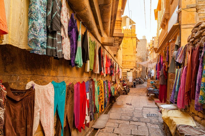 Jaisalmer được mệnh danh là "Thành phố vàng" của Ấn Độ vì kiến trúc sa thạch màu vàng và các khu chợ đẹp mê hồn, chẳng hạn như phố mua sắm bên trong Pháo đài Sonar (ảnh). Theo Insider, đây là một trong những con phố đẹp nhất thế giới. (Nguồn ảnh: Insider)