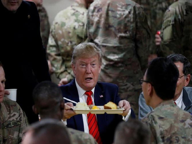 Trong chuyến đi này, Tổng thống Trump tuyên bố sẽ nối lại các cuộc đàm phán hòa bình với nhóm nổi dậy Taliban vốn bị trì hoãn trước đó.