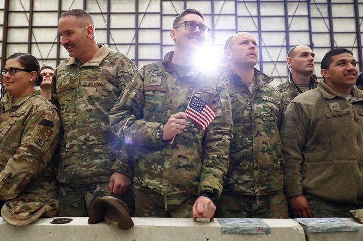 Cũng trong dịp này, Tổng thống Trump đã chụp ảnh với các quân nhân Mỹ và còn đích thân phục vụ họ món gà tây trong nhà ăn tại căn cứ không quân Bagram.