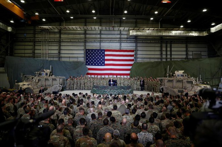 Theo hãng thông tấn Reuters, Tổng thống Trump ngày 28/11 bất ngờ tới thăm lính Mỹ đóng ở căn cứ Bagram tại Afghanistan. Được biết, đây là chuyến thăm đầu tiên của ông Trump tới quốc gia Nam Á này kể từ khi trở thành Tổng thống Mỹ và diễn ra một tuần sau cuộc trao đổi tù nhân giữa Washington và Kabul.