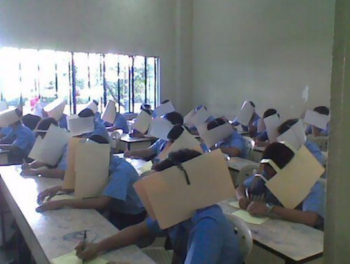 Thí sinh chỉ có thể tập trung vào bài làm của mình.