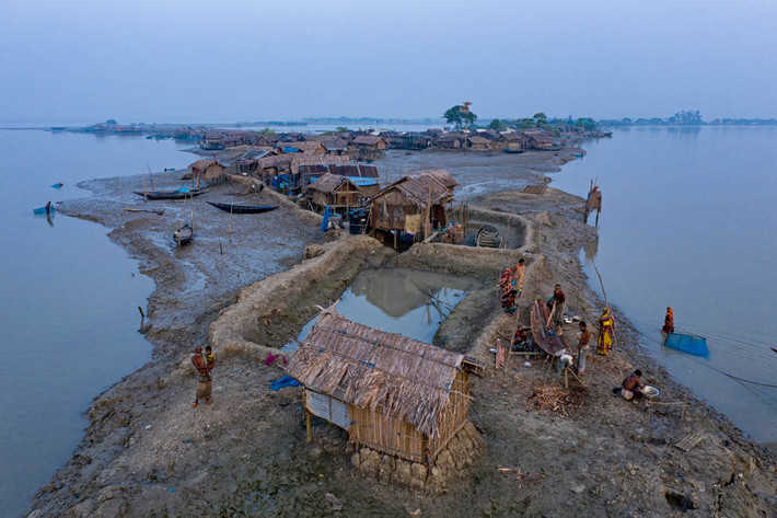 Các trận bão lũ và lốc xoáy đã khiến nhiều người dân ở khu Sundarbans mất nhà cửa. Mời độc giả xem thêm video về vụ chìm phà Bangladesh (Nguồn: VTC14)