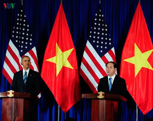 Tổng thống Mỹ Barack Obama cùng Chủ tịch nước Trần Đại Quang họp báo tại Trung tâm Hội nghị Quốc tế, Hà Nội, trưa 23/5. Tại cuộc họp báo, Tổng thống Obama công bố Mỹ gỡ bỏ hoàn toàn lệnh cấm vận vũ khí đối với Việt Nam. Ảnh: VOV.