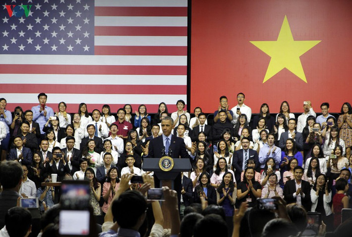 Cuối buổi sáng 25/5 tại TPHCM, Tổng thống Obama đã trò chuyện cùng khoảng 800 thủ lĩnh trẻ Việt Nam tại buổi gặp gỡ các thành viên của Sáng kiến Thủ lĩnh trẻ Đông Nam Á (YSEALI). Ảnh: VOV.